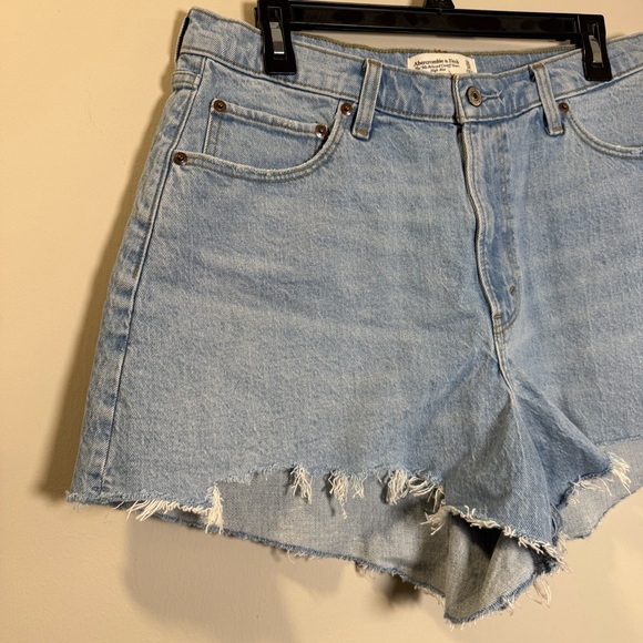 NWOT Abercrombie & Fitch 90s Relaxed Rise Rise Curve Love Jeans Short - Size 32 - Picture 3 of 7